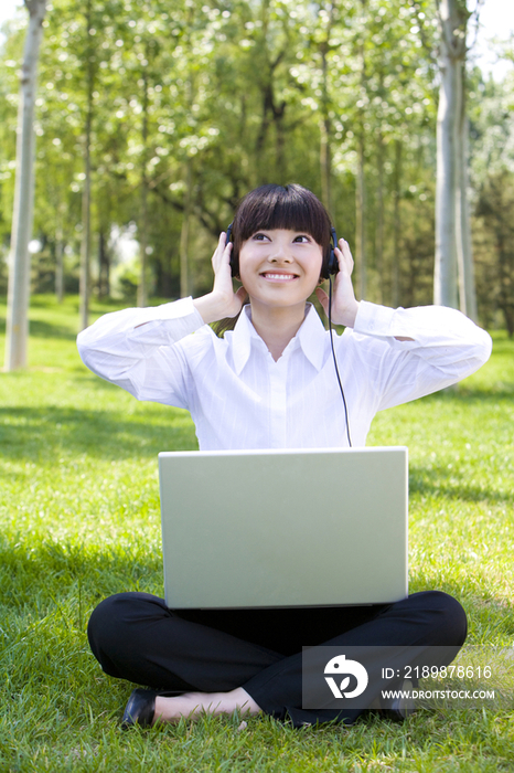 年轻女子在户外使用电脑