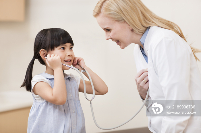 医生和小女孩使用听诊器