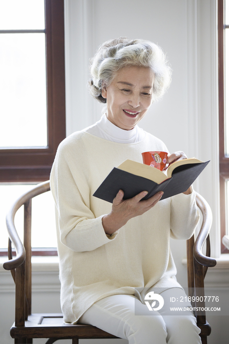 快乐的老年女子看书