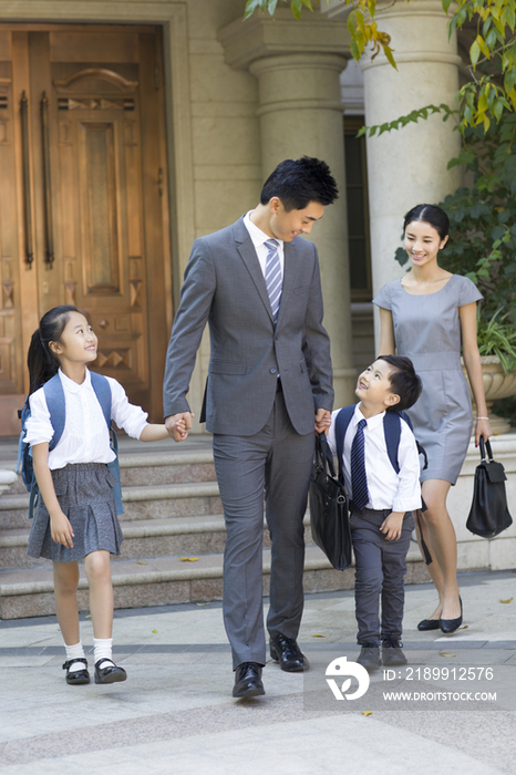 年轻夫妻送孩子去上学