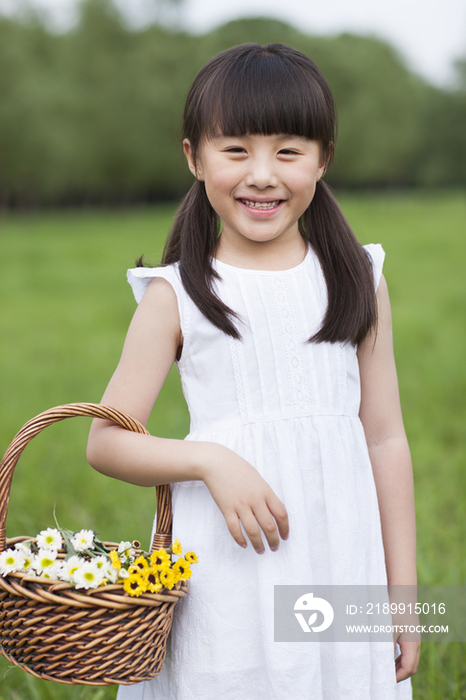 快乐小女孩与花篮