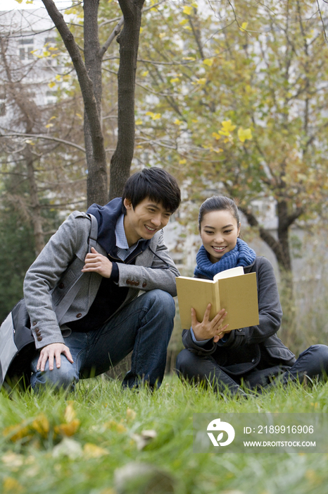 青年男女在草地上看书