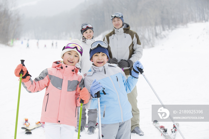 年轻家庭在滑雪场滑雪