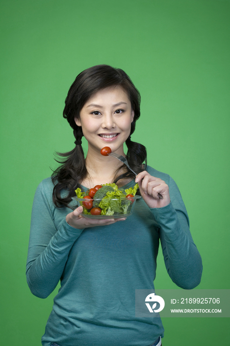 年轻女子吃蔬菜沙拉