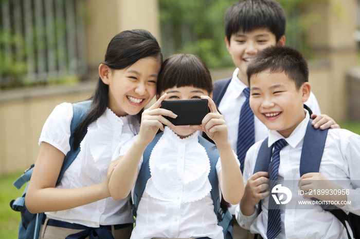 兴奋的小学生用手机自拍