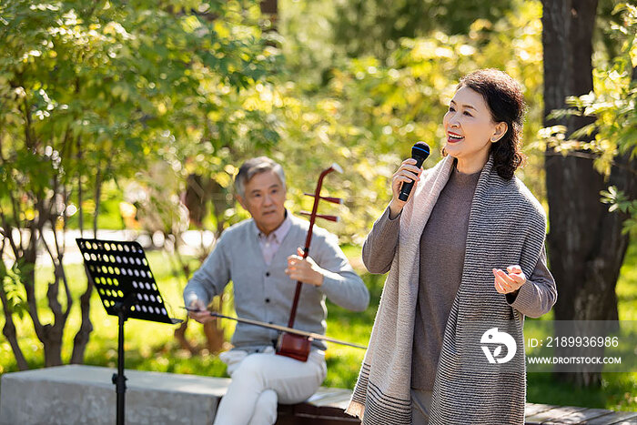 幸福的老年人在公园唱歌