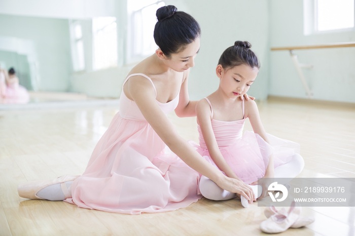 年轻芭蕾舞老师和小女孩