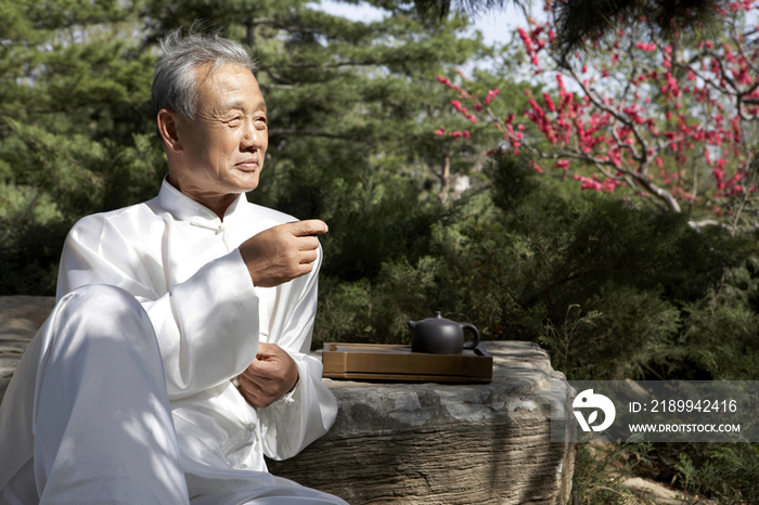 老年男子在公园里喝茶