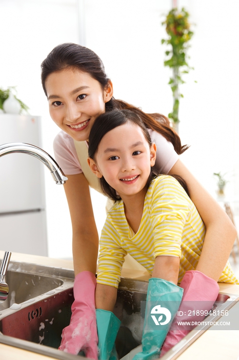 小女孩和母亲在洗餐具