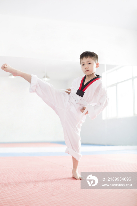 可爱的小男孩练习跆拳道