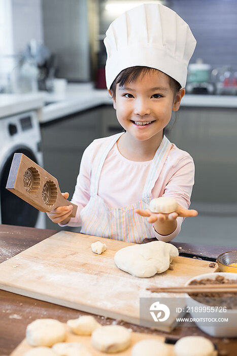 快乐的小女孩在家制作糕点