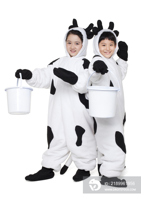 创意奶牛儿童和牛奶桶