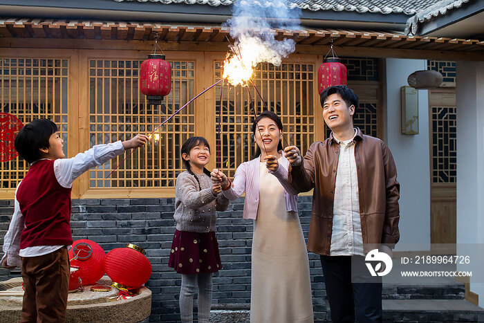 快乐家庭点烟花庆祝新年