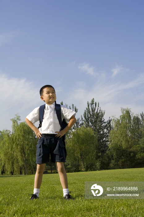 站在草地上的小学生