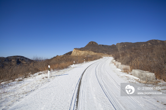 冰雪覆盖的路