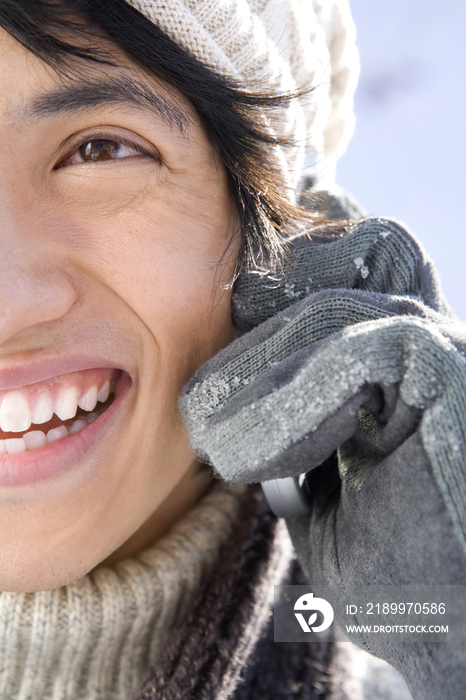 雪地上打电话的男子