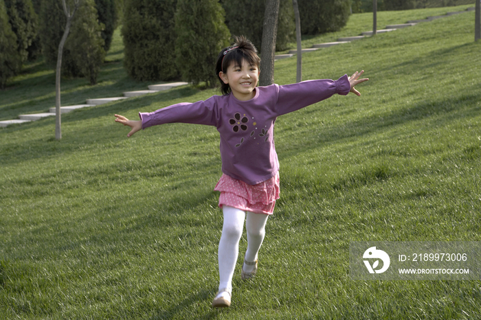 小女孩在公园奔跑