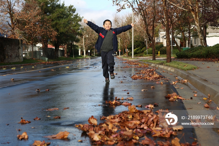 幸福的小学生在户外奔跑