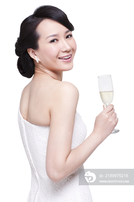 优雅的女人手拿香槟酒杯