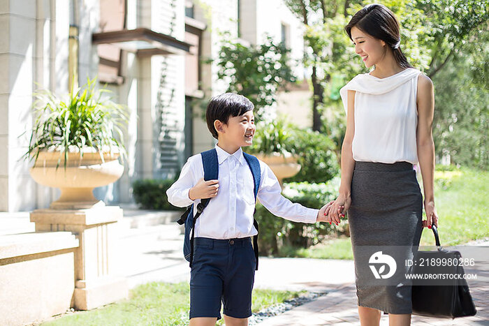 年轻妈妈送孩子去上学