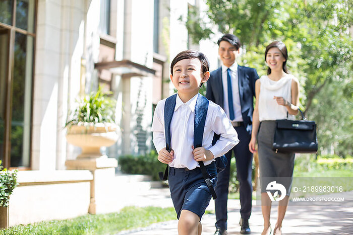 年轻父母送孩子去上学