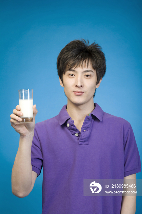 年轻男子喝牛奶