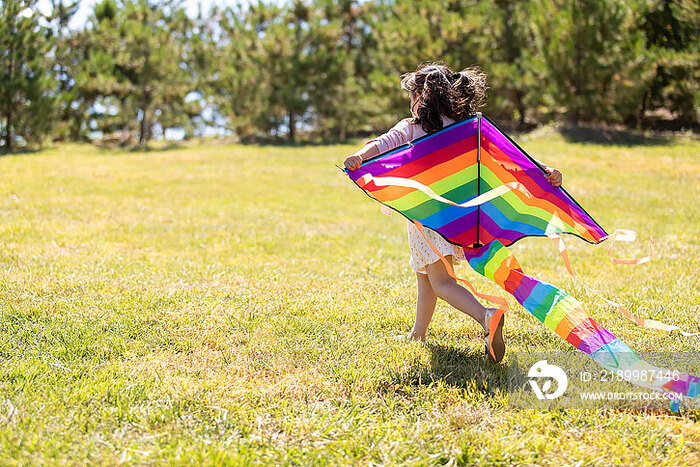 快乐的小女孩在草地上放风筝