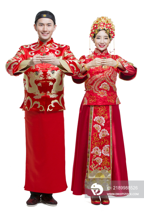 穿中式古装结婚礼服的新娘和新郎敬酒
