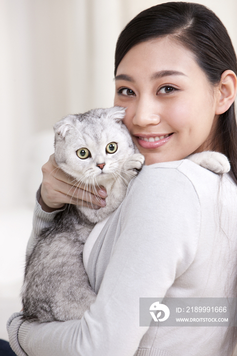 青年女子和苏格兰折耳猫