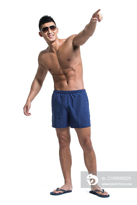 年轻都市型男穿着泳裤