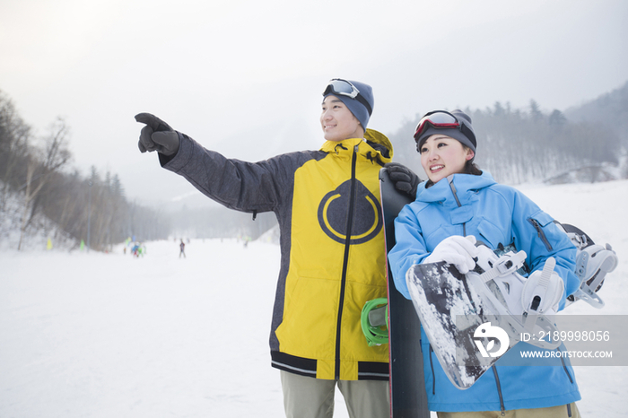 年轻情侣和滑雪板