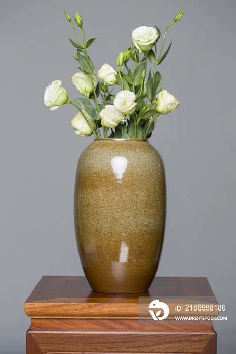 传统花瓶和白玫瑰