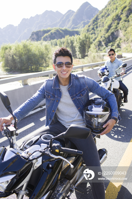 年轻人骑摩托车兜风