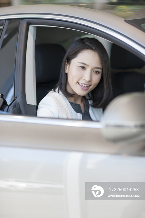 年轻女子在4S店选购汽车