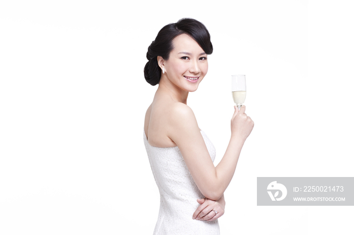 优雅的女人手拿香槟酒杯