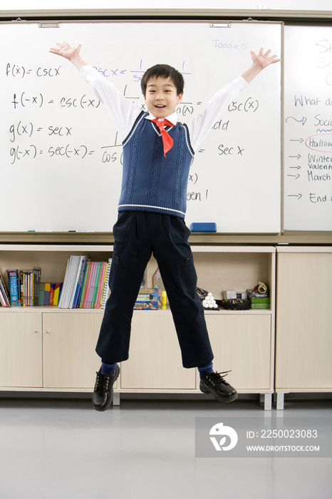 小学生在黑板前跳跃