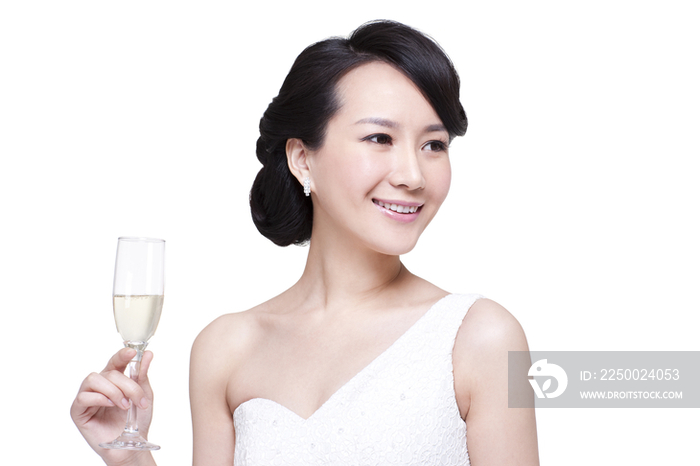 优雅的女人手拿香槟酒杯