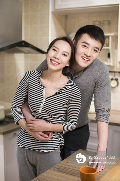 年轻情侣在厨房的肖像