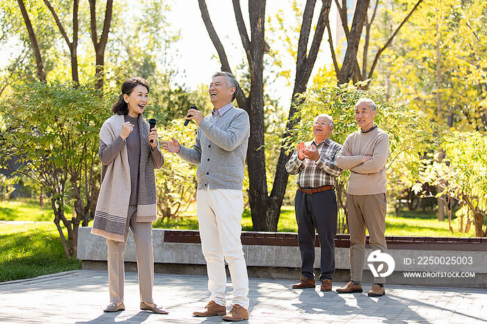 幸福的老年人在公园唱歌