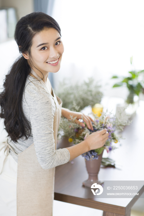 年轻女子在家插花