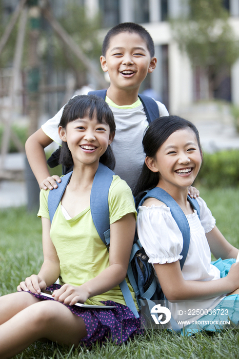 开心的小学生