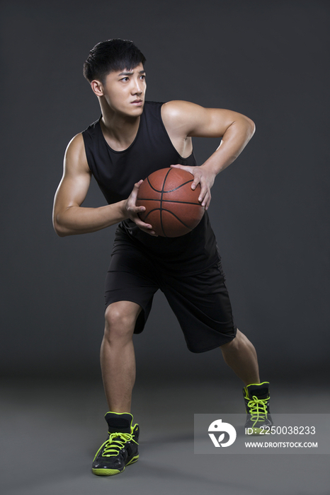 年轻男子打篮球