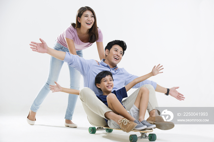年轻家庭玩滑板