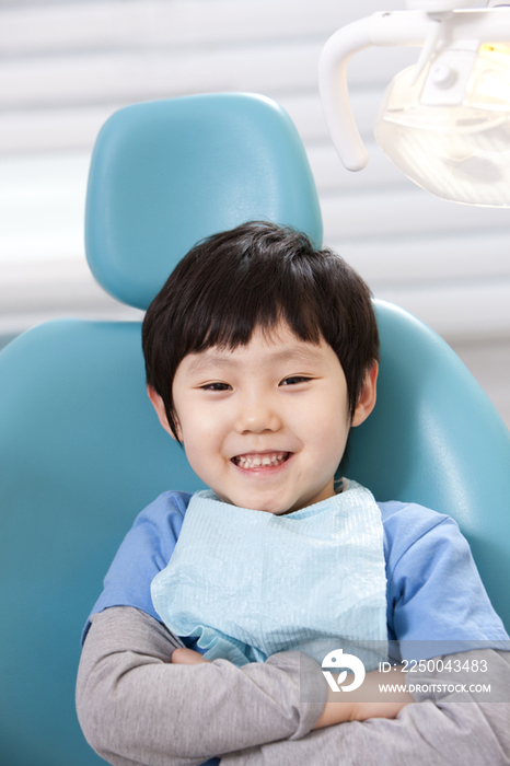 小男孩在牙科诊所