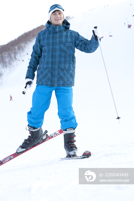 时尚青年男子在滑雪场