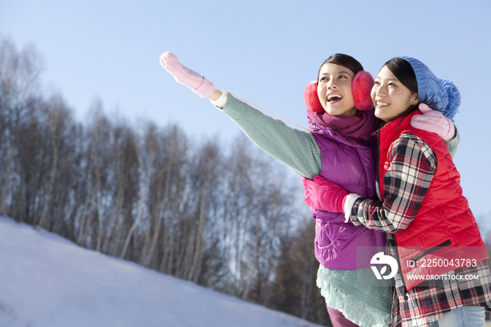 时尚青年女子在滑雪场