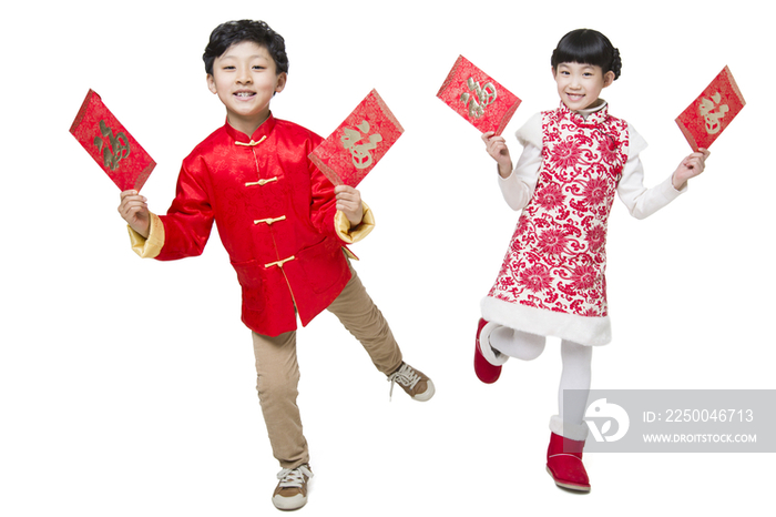 快乐的儿童拿着新年红包