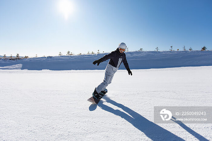 年轻男子户外滑雪