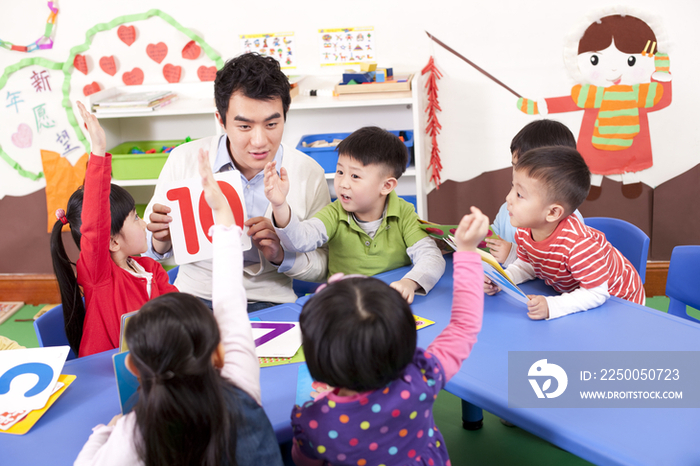 幼儿园老师和孩子们上数学课