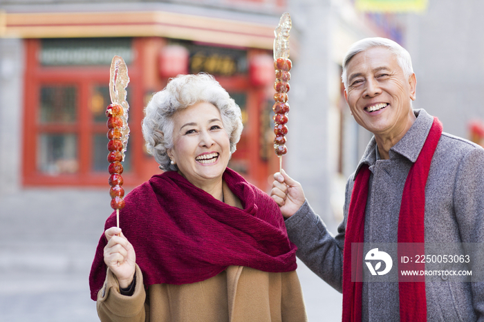 老年夫妇吃糖葫芦
